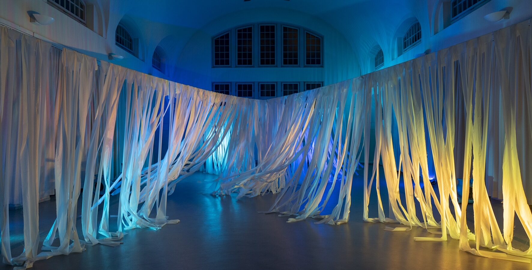 Ausstellungsansicht in der Schwimmhalle Schloss Plön