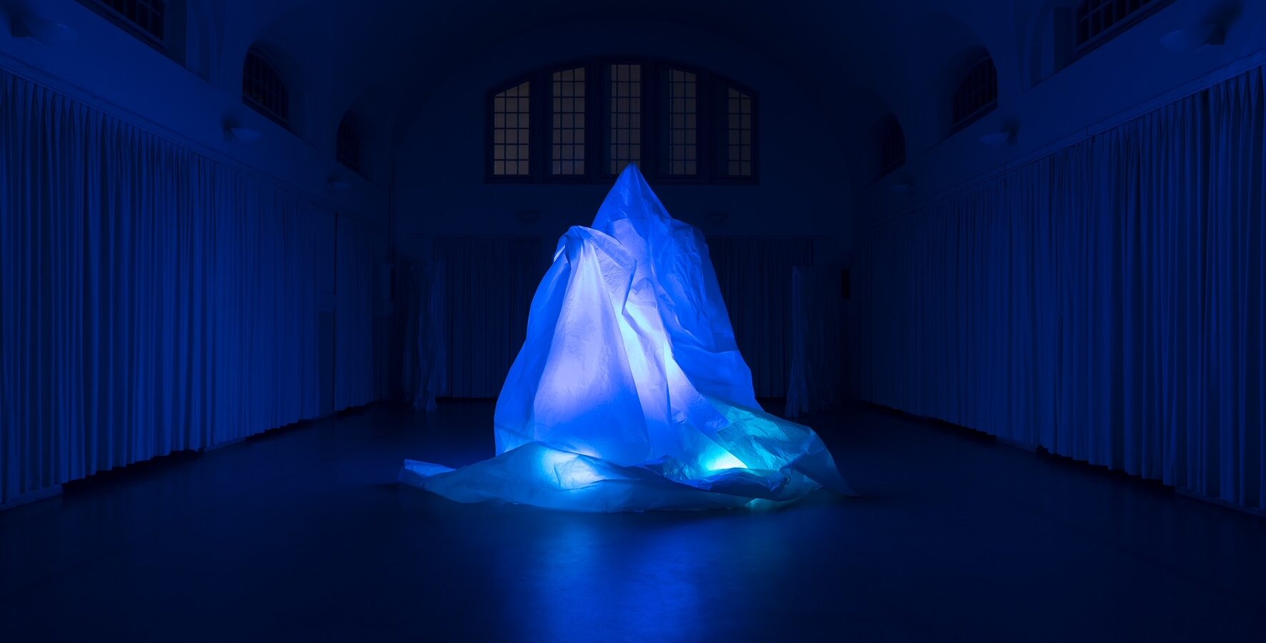 Ausstellungsansicht in der Schwimmhalle Schloss Plön