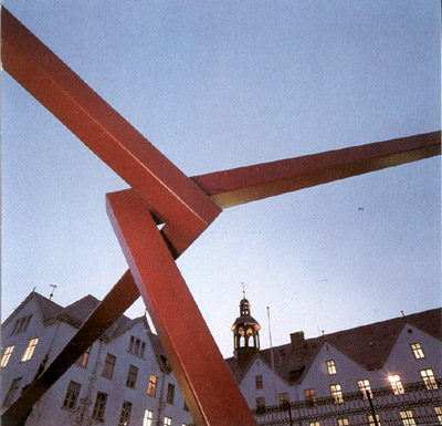 „Kubus Balance“ vor dem Plöner Schloss