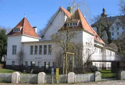 Die Schwimmhalle Schloss Plön von außen